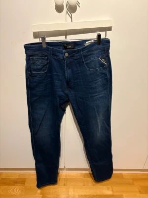 Mörkblå jeans från Replay - Snygga mörkblå jeans från Replay med klassisk femficksdesign och dragkedjedetalj på ena fickan fram. Jeansen har raka ben och en skön stretchig denimkvalitet. Passar perfekt till en avslappnad och trendig stil.