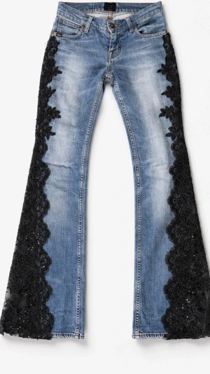 Jeans med spets  - Jeans med spets Midjemått: 64 cm Innerbenslängd: 82cm  Rekommenderas tvättas ut och in 💕