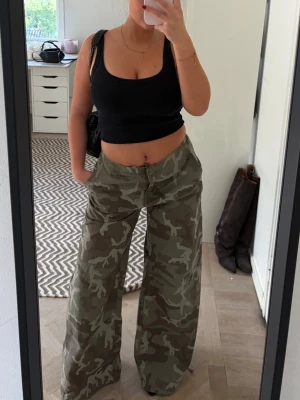 Slutsålda cargobyxor från weekday - Säljer ett par slutsålda cargobyxor från weekday. Storlek 34, oanvända med prislapp kvar!💗