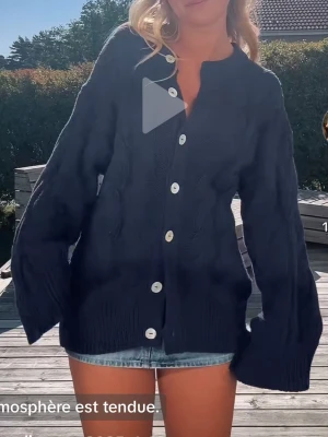 Mörkblå kabelstickad kofta Gina - Säljer denna virala koftan från Gina som inte går att få tag på mer. Sparsamt använd!