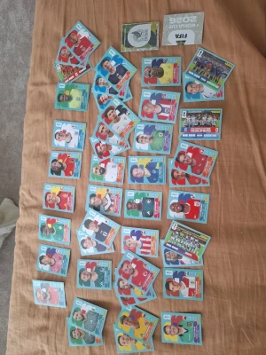 Samling Panini fotbollskort VM 2022 - Säljer en samling Panini fotbollskort från FIFA World Cup 2026. Har spelare som mohamed salah, son, sarr, Pedro porro, lukaku, phil foden, estevao och mycket mer. 8 kr styck och 150 för alla 46 kort! Hör av dig om du undrar något!