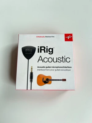 IK Multimedia iRig Acoustic – gitarrmikrofon/interface (nyskick) - Mikrofon/interface för akustisk gitarr – perfekt för inspelning via mobil, surfplatta eller dator. Endast använd en gång och fungerar perfekt. Komplett med originalförpackning och tillbehör. 