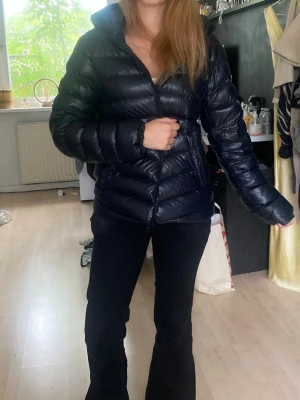 Colmar jacka  - Säljer denna fina vinterjacka från colmar. En ficka är sönder men syns inte utåt, bara att sy ihop sen har en söm på insidan släppt (bild 4) som går lätt att fixa. Pris går att diskuteras bara å lägga prisförslag💗