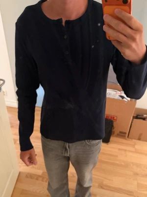 Henley longsleeve  - Säljer en marinblå henley longsleeve från anovoir size large men skulle säga att den sitter perfekt för medium också lite beroende hur man vill att den ska sitta.