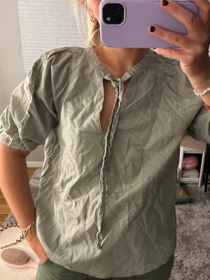 Grön blus med knyt  - Sååå snygg ljusgrön blus med knytband vid halsen!!