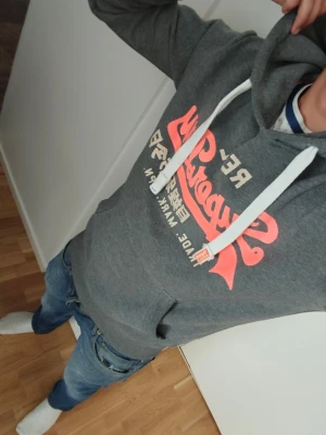 Superdry hoddie  - Fin grå superdry hoddie i väldigt bra skick modellen på bilden är 177 cm och den passar bra 