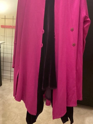 ⭐️Retro⭐️ rosa kappa och en lila velvet klänning - Säljeren rosa kappa med knappar och en velvet klänning i lila med v-ringning, båda av modeskaparen Gunilla Pontén. Kappan för    1790kr och klänningen för 1310