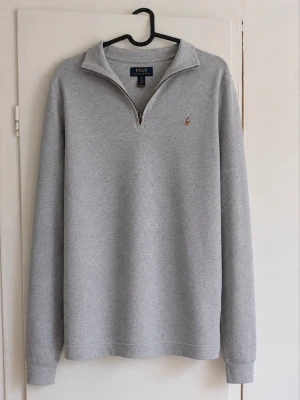 Ralph Lauren 1/4 zip - Tjena, jag säljer en riktigt snygg Ralph Lauren 1/4 zip! Den är i mycket bra skick men har ett super litet hål som knappt syns!😁 Den är självklart äkta✅ Skicka om du har några frågor😄 Barnstorlek xl men passar S i vuxenstorlek☺️