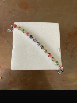 Färgglatt armband Caroline Svedbom - Säljer ett snyggt armband från Caroline Svedbom med stora, runda pärlor i olika färger som rosa, blå, grön och orange. Armbandet har silverfärgad kedja och ger en riktigt färgstark och trendig look. Aldrig använt, nypris 995🧡