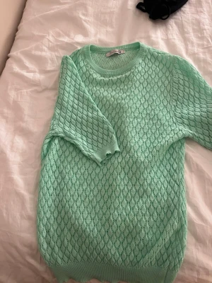 Mintgrön stickad tröja med kort ärm - Snygg! ish  stickad tröja något genomskinlig !Tr
