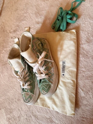 Converse X missoni skor - Unika Converse X missoni sneakers med grönt, vitt och beige zigzag-mönster i tyg. Just nu vita snören, extra gröna skosnören medföljer. Converse-logga på sidan, storlek 37❣️ Jättebra skick!
