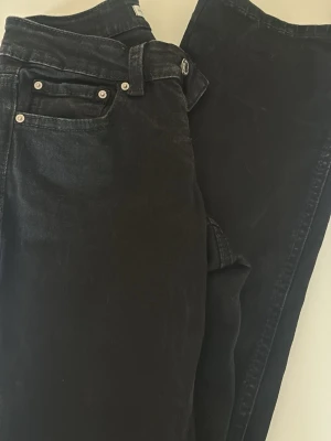 Svarta bootcut jeans med låg midja  - Knappt använda! 