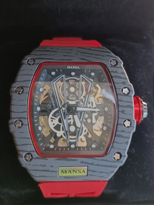 🏍️💨RACING DRIP: Automatisk Skeleton klocka - Automatiskt (mekaniskt) – den drivs av rörelse,inga batterier behövs! Du kan se mekanismen och kuggarna arbeta live genom den transparenta skelett-urtavlan. 