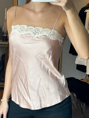Ljusrosa satintopp med spets - Rosa satin topp med vit spetsdetalj från Zara. 