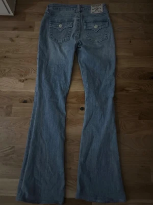 Ljusblå bootcut jeans  - Säljer ett par ljusblå bootcut jeans från true religion. 