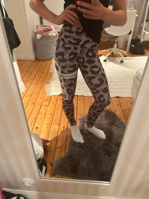 Aim’n träningsbyxor - Säljer ett par snygga och bekväma träningsbyxor i XS med leopardmönster i brunt, svart och vitt. De har lagom hög midja och sitter tight, perfekta för träning eller gymmet. Materialet är stretchigt och super bekvämt. Skriv för mer bilder eller frågor!! Priset går att diskuteras. Nypris: 599. 