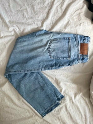Ljusblå high waist jeans - Säljer ett par ljusblå  jeans med hög midja och raka ben🩵