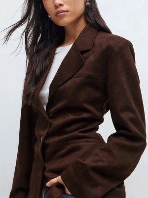 Gina tricot mocka blazer ny med lapp  - Mörkbrun jacka/blazer i mockaimitation från gina tricot i storlek M. Den sitter superfint på och är figursydd i midjan. Normal i storlek. Helt oanvänd och har prislapp kvar. Material: polyester & elastan 