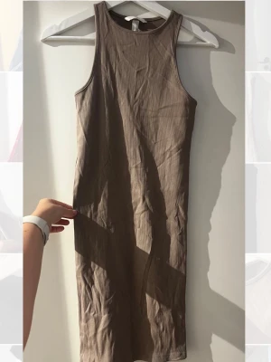 Beige ribbad ärmlös klänning - Säljer en beige ribbad klänning med ärmlös design och rund hals. 