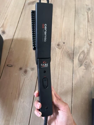 Svart keramisk plattång GA.MA - Keramisk plattång från GA.MA med svart matt finish och inbyggd kam. 