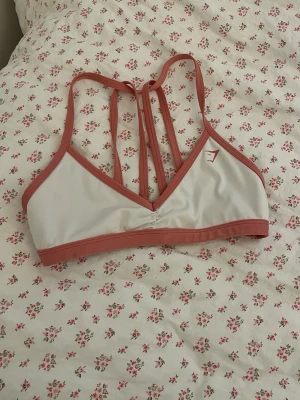 Träningstopp  - Säljer denna snygga Träningstopp ifrån Gymshark i storlek S. Endast använd fåtal gånger, bra skick. Slutsåld på hemsidan💗
