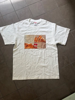 Vit Supreme t-shirt  - Tvärfet vit supreme tisha | storlek S | nyskick| fråga vid funderingar!
