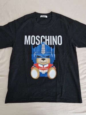 Moschino t-shirt  - Bara använd några gånger, skriv vid intresse 