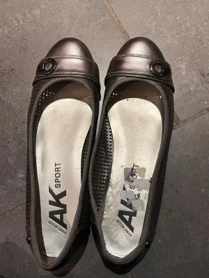 Vintage ballerina flats - Köpte dom nya i USA men säljer då dom är för små för mig, har storlek 41 men skulle säga att dom är 40/40.5. Annars så är dom sköna. Bara använt en gång. Har försöket pillat bort pris lappen men det gick inte super bra.