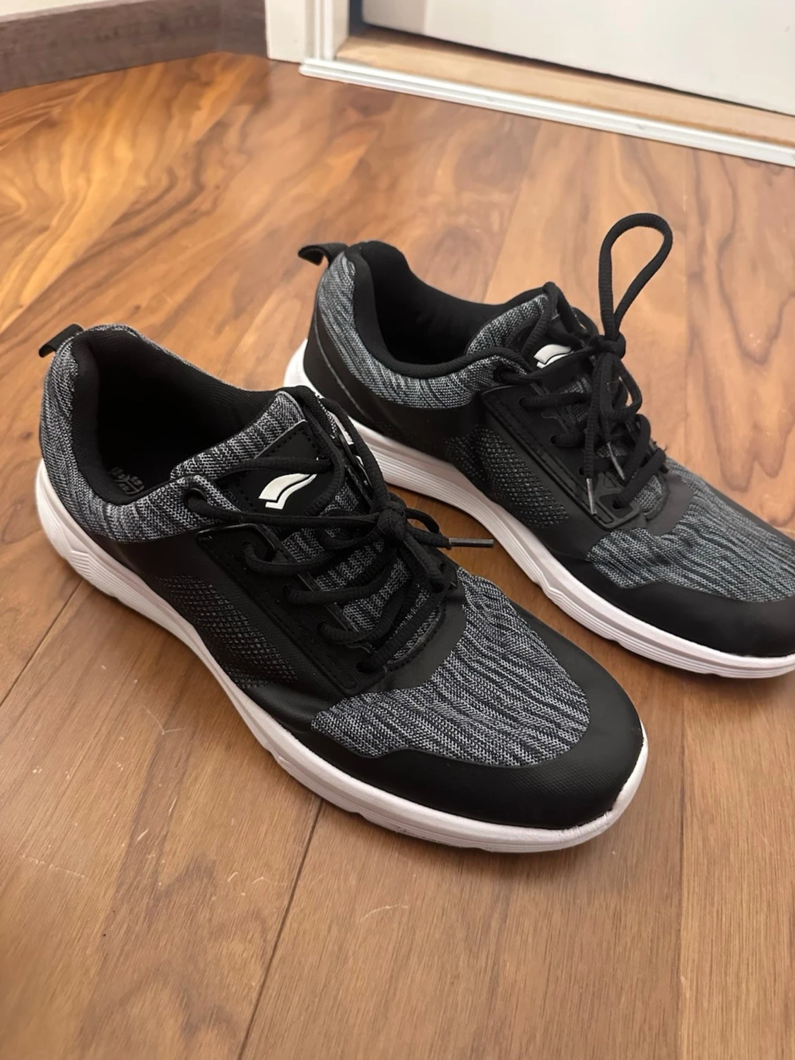 Svarta och grå sneakers med vit sula - 1