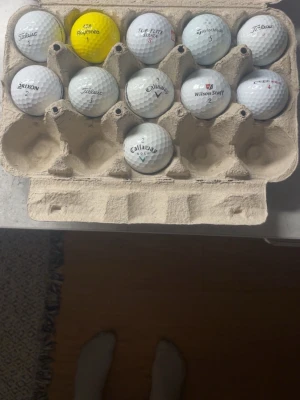 Blandade golfbollar  - Säljer ett gäng blandade golfbollar från olika märken, både vita och en gul, . Perfekt för dig som vill fylla på golfbolls-förrådet utan att bry dig om att alla är exakt likadana.
