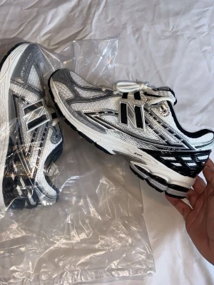 Newbalance 1906 R - De mest eftertraktade modellerna av NB1906 hittar du hos oss. Helt nya , äkthet 110% . Du har kommit till de bästa av de bästa resellers där ute ! Kvaliten talar för sig själv , du ser även på våra bilder🤩 Finns flera storlekar men passa på innan det tar slut🔌