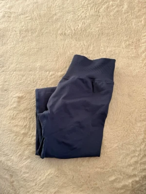 Gravity scrunch tights - blue grey - Säljer 1 par gravity scrunch tights från Lunawear Sport i färgen blue grey💙 Använda ett fåtal gånger. Säljer då de tyvärr används för sällan.