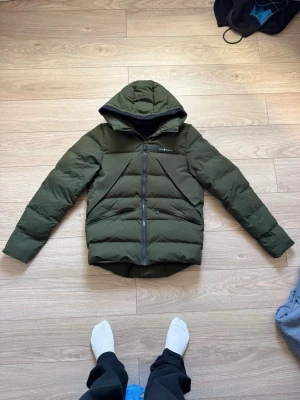Sail racing jacka size xsmall - Säljer en super fin jacka från sail racing i storleken xsmall knappast använd. Slltså inga hål märken eller slitage! Snygg och enkel design som passar till det mesta. Levereras alltid väl inpackat samt snabbt!Mvh