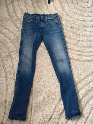 Replay jeans - limited edition - Ett par ass fetta som sitter skit bra limited edition av psg i märket replay väldigt bra skick 7/10 skriv vid minsta fundering 😁