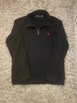 Polo Ralph Lauren quarterzip  - Polo Ralph Lauren quarterzip i storlek S. Bra skick utan större anmärkningar. Säljs eftersom den tyvärr blivit för liten för mig.