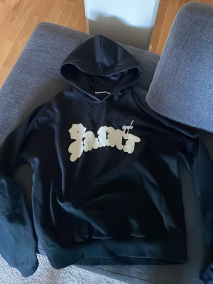 Svart hoodie med vit Saint-tryck - MJ Gonzales Saint hoodie, oanvänd kostar 1,5 nypris.
