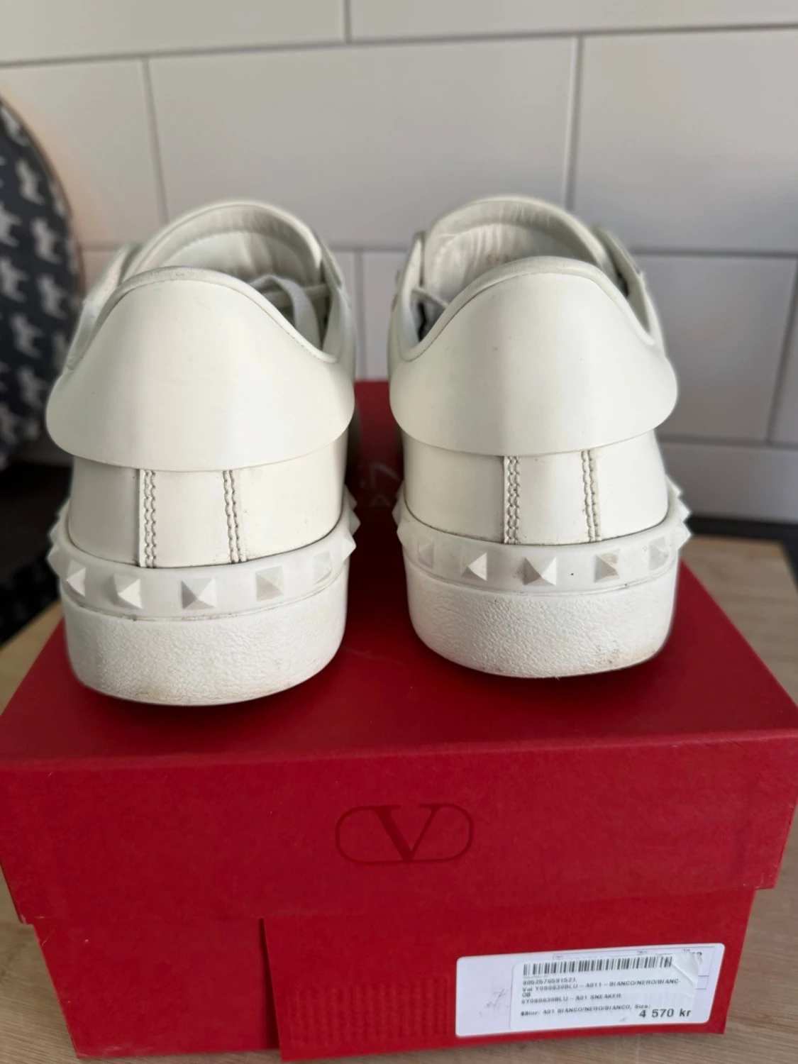 Vita sneakers med svart detalj - 3