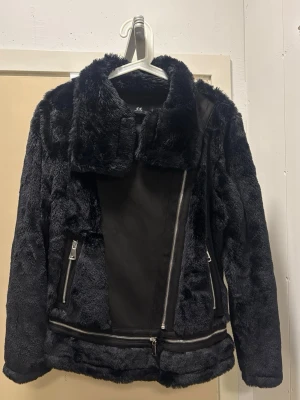 Svart fuskpälsjacka med dragkedjor - 🖤 svart teddy bikerjacka i fuskpäls  (strl m)  CC Fashion Paris