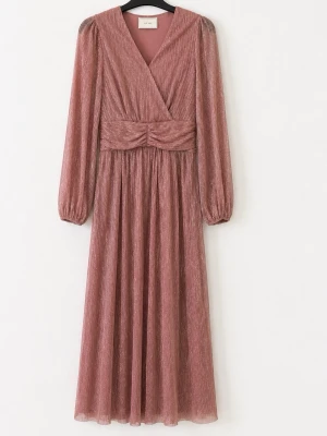 Neo noir stl S  - glittrig rosa klänning  - Säljer en långklänning i glittrigt rosa tyg med omlottdesign och markerad midja. Klänningen har långa ärmar med resår vid ärmslut och ett elegant fall. Perfekt för dig som vill sticka ut med en unik look. Nypris 1199kr. Ej använd utan prislapp. 