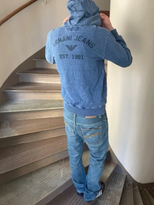 Nudie jeans even Steven dry straight (discontinued modell) - Tjena!  Säljer ett par nudie jeans i modell even Steven som inte produceras längre.  Otroligt snygga fades och kommer bli bättre då de är dry.  Modellen är 180cm 65kg   Storlek 32/34 men utgå ifrån måtten nedan! Mått: längd: 110cm midja: 42cm.   Fråga gärna frågor! (Kan gå ner i pris vid köp av bundel🤩)