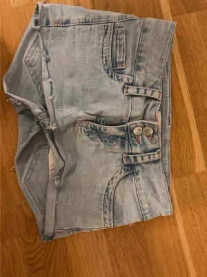 Ljusblå jeansshorts med broderi - Jag säljer dessa snygga jeansshortsen med rosa broderlig på bakfickorna från Nelly som är i jättebra skick och bara använd en gång💕shortsen är i storlek XS men de är ganska stretchigt jeans material så de sitter skönt💕skriv vid minsta fundering 