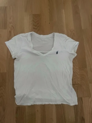 Vit v-ringad t-shirt från Polo Ralph Lauren - Klassisk vit t-shirt från Polo Ralph Lauren med v-ringning och korta ärmar. Storlek xs funkar som S💕
