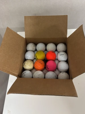 Träningsbollar. 40-pack - 40-pack träningsbollar. Perfekt för träning på rangen eller hemma. Blandade modeller med tydliga kosmetiska märken och slitage, bollarna kan även vara märkta RANGE.                            REKOMMENDERAS INTE FÖR SPEL PÅ BANAN!