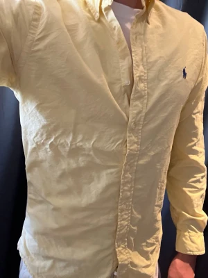 Ralph Lauren skjorta  - Säljer nu min Ralph Lauren skjorta! Skick: 9/10 | Färg: Gul | Nästan aldrig använd!| 