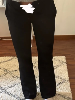 Svarta kostymbyxor från Bikbok - Svarta kostymbyxor från Bikbok i bra skick. De är väl använda men har knappast några defekter. Säljer pga att de sitter för tajt.