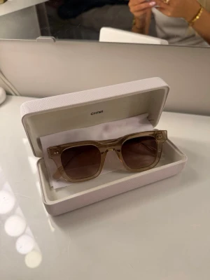 Beige CHIMI 04 - Beiga chimi 04 i mycket fint skick, inga repor. Fodral och duk följer med. Fodralet har en liten defekt på insidan som man kan se på första bilden. Tveka inte att höra av dig💗