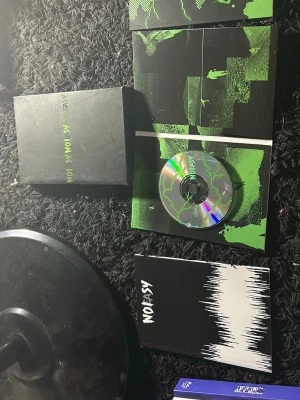 NOEASY album inkl. CD och bok - Säljer Stray Kids album NOEASY med svart och grön design. Innehåller CD, fotobok och box med grafiskt tryck.
