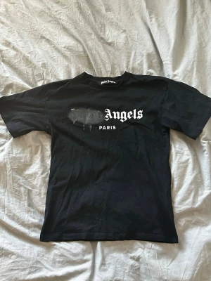 Svart Palm Angels T-shirt oanvänd  - Svart Palm angels T shirt med svart paint splatter. 