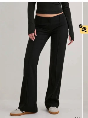 No waist pants nelly - Säljer dessa fina kostymbyxor som använts tre gånger som max! Jag är inte längre ett fan av lowwaist så därför vill jag bli av med dem, dem ser nya ut! Säljs inte längre på nelly!! Storlek 38 men passar 36 också
