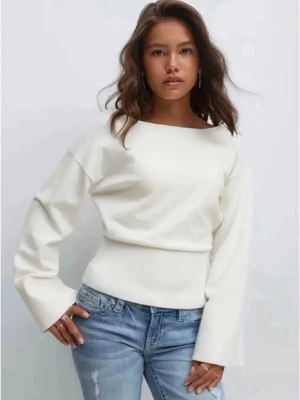 Vit tröja med tajtare midja - Vit tröja med tajtare midja som är ribbad från Gina Tricot i storlek 158/164. Tröjan är väldigt fin och lite off shoulder. Har bara använts två gånger då den inte passade. Org pris är 279 kr. Köparen står för frakt och alt köparskydd. Pris kan diskuteras!